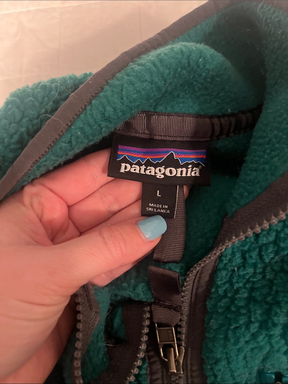 Large Patagonia men’s Teal Sherpa Fleece Vest with Zipper Pockets - Picture 2 of 2